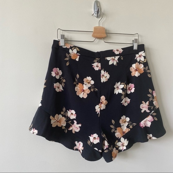 DYNAMITE-HIGH Rise Ruffle Hem Floral Shorts (Size:Large) - Picture 7 of 10